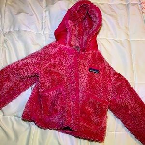 Kids patagonia 3t jacket. Botton front.